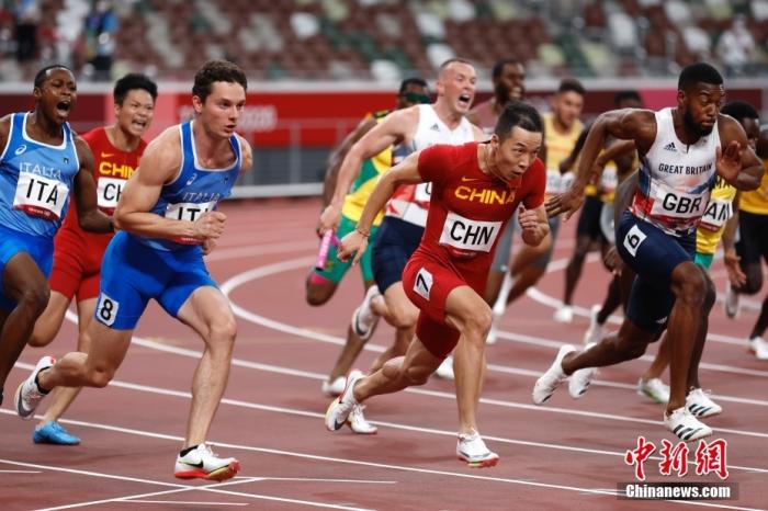 资料图为2021年8月6日,东京奥运会男子4x100米接力决赛,中国选手