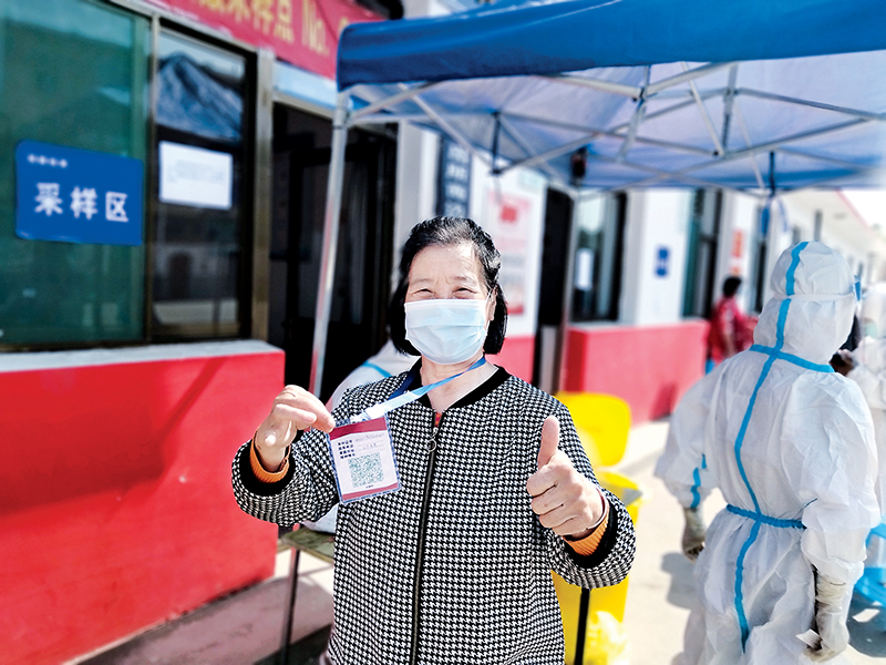 只需出示小胸牌就可以做核酸检测 定制"核酸胸牌,关怀老人真走心