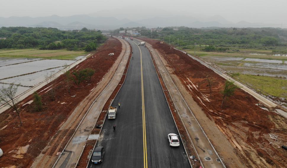 记者在国道g530改线工程施工现场看到,道路主体工程已全部完成并全线