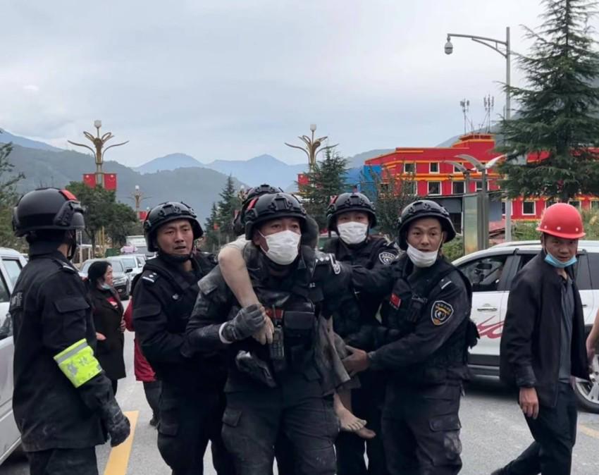 四川泸定地震救援24小时:争分夺秒救人!全力以赴抢险!