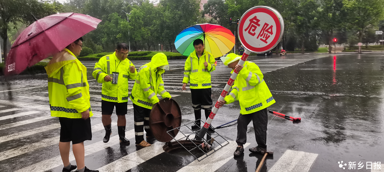 7月16日凌晨，新乡市城管局多支防汛抢险队伍第一时间奔赴岗位开展排水抢险|环球体育app在线登录