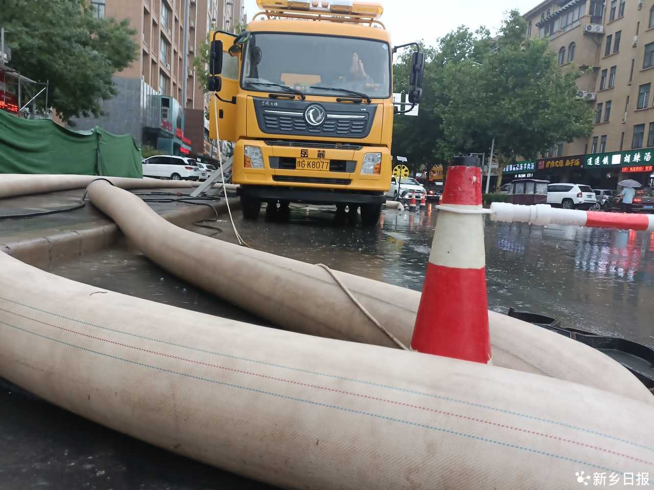 暴雨如河注 市区不看海 新乡市以最快速度做好城区防汛工作|pp电子平台登录(图3)