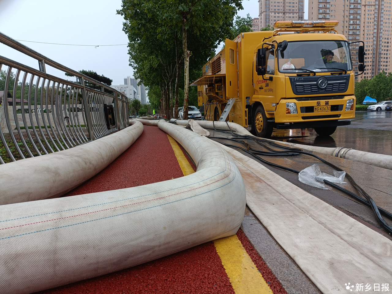 暴雨如河注 市区不看海 新乡市以最快速度做好城区防汛工作|pp电子平台登录(图4)