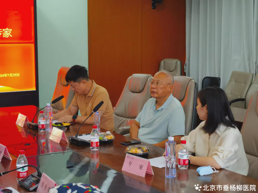 医院肾内科主任医师王铠,护士长程丹及中日友好医院刘学军工程师组成