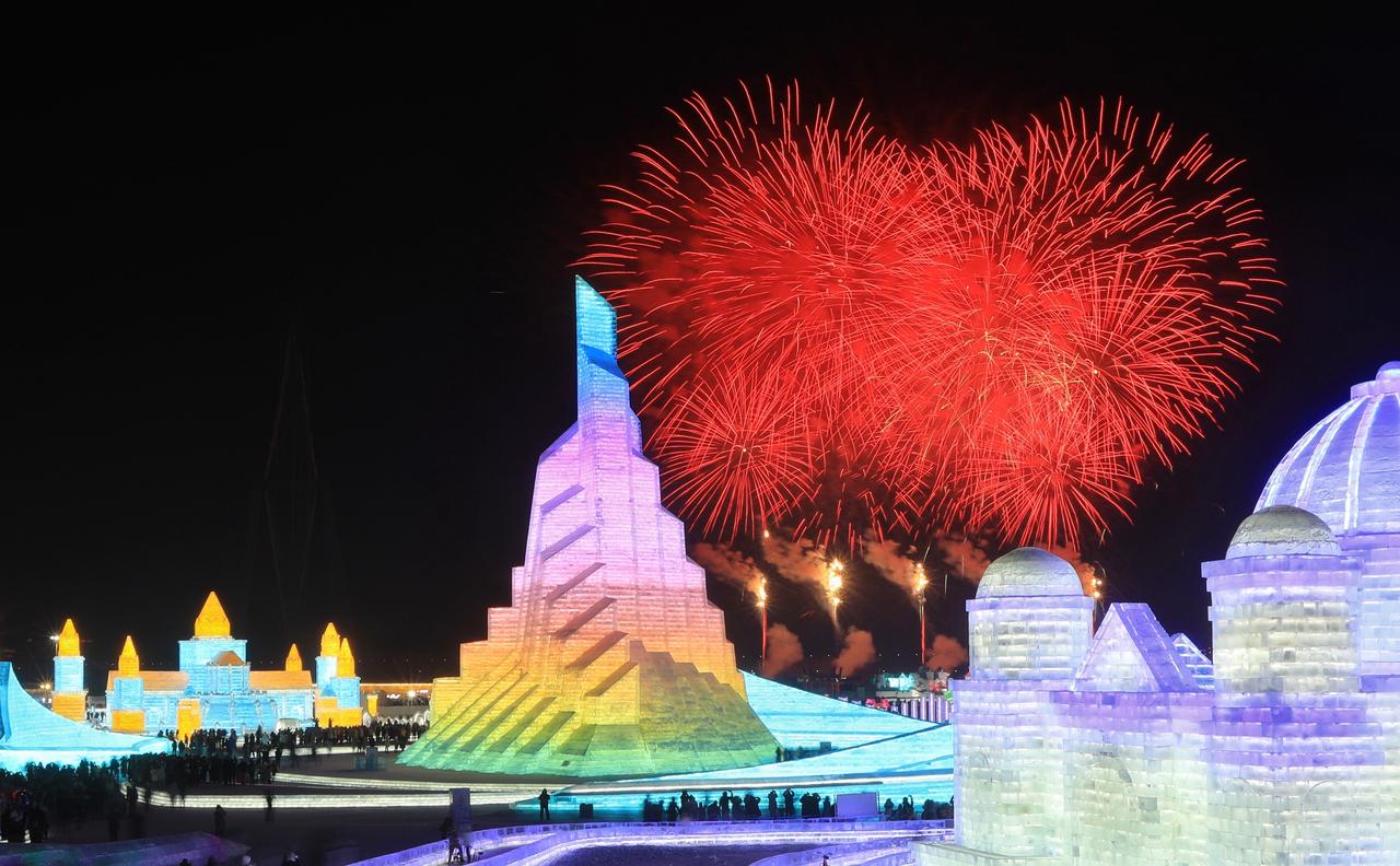 2021年12月31日20时30分,哈尔滨冰雪大世界的夜空上演了一场烟花秀