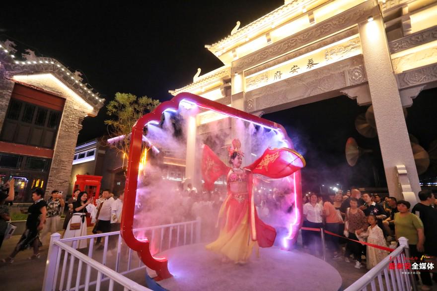 夜色下秀城流光溢彩人潮涌動(dòng)。陳陽(yáng)攝 (2).jpg
