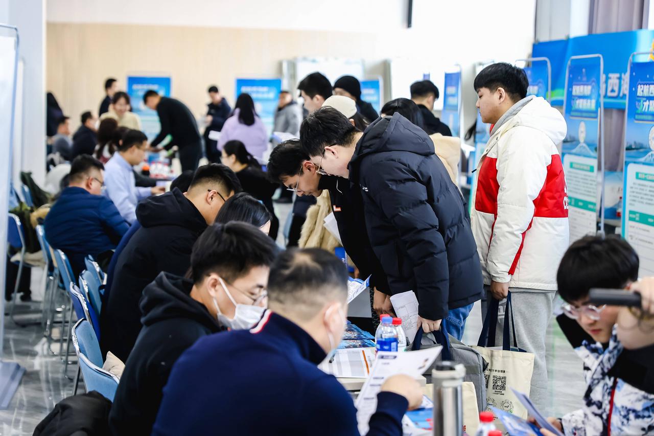首页正文活动掠影扫描"职海冲浪二维码"线上投递简历