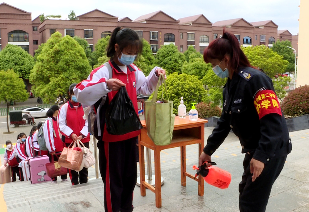 学生消毒照片图片