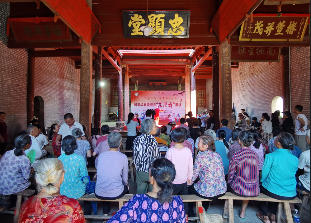 赣县区南塘镇劳田村刘氏祠堂,众多村民围聚一堂正在欣赏东河戏.