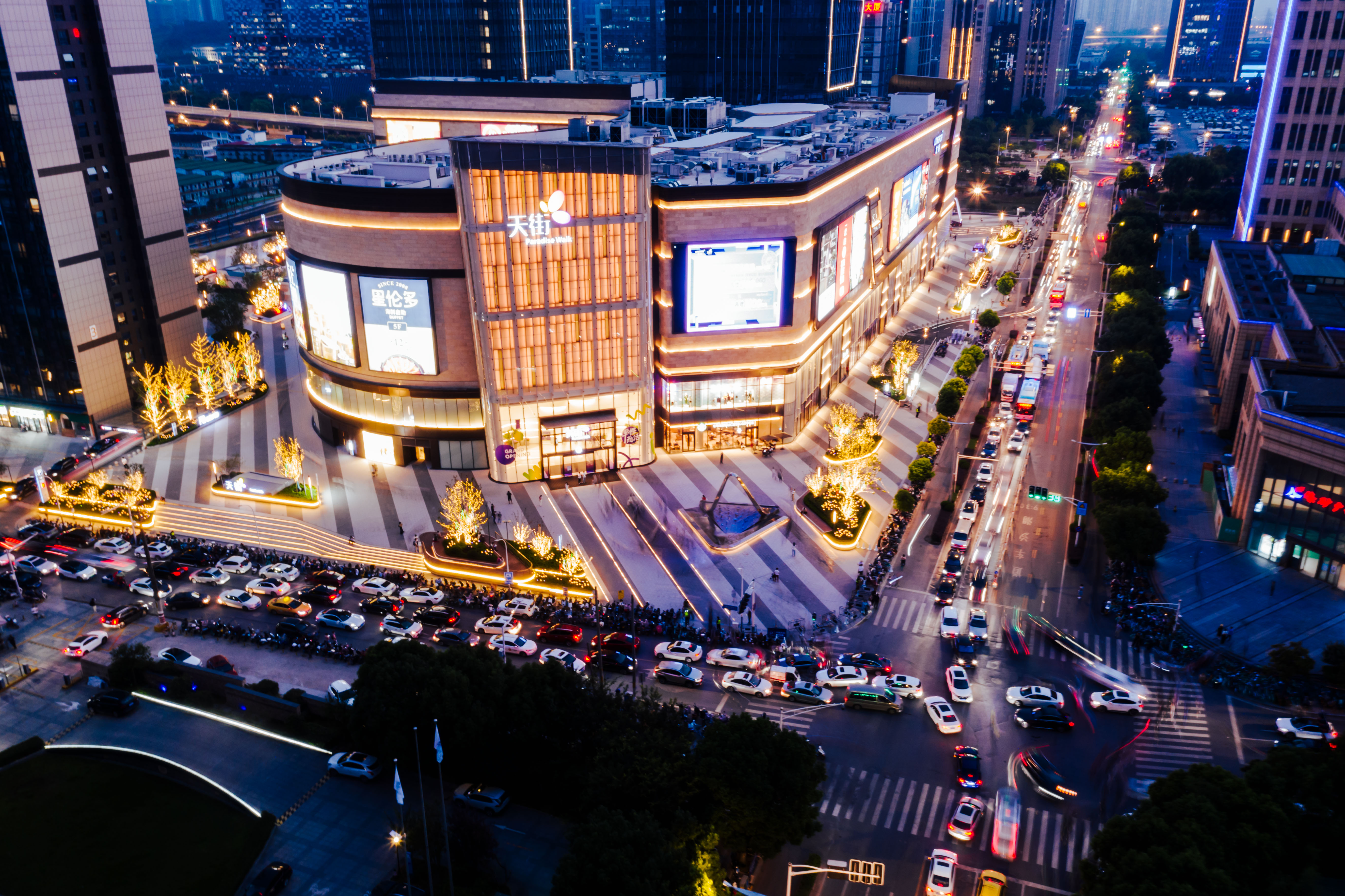 南京在今年的政府工作报告中明确,要"推进国际消费中心城市建设"