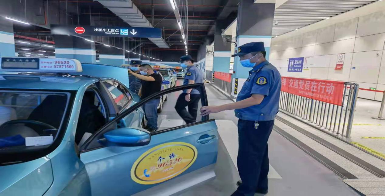 月1 日上午 8 时,在扬州东站客运枢纽出租车排挡区,市交通运输综合