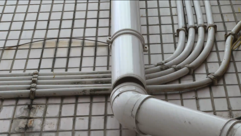 鹿开大楼业主陈女士告诉记者,去年有关部门在该住宅楼的东西两侧的