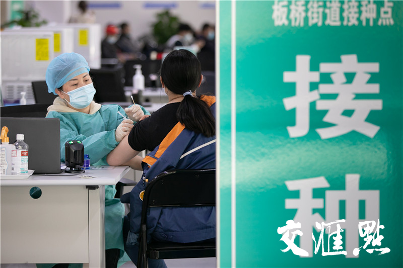 南京市民积极接种新冠疫苗加强针