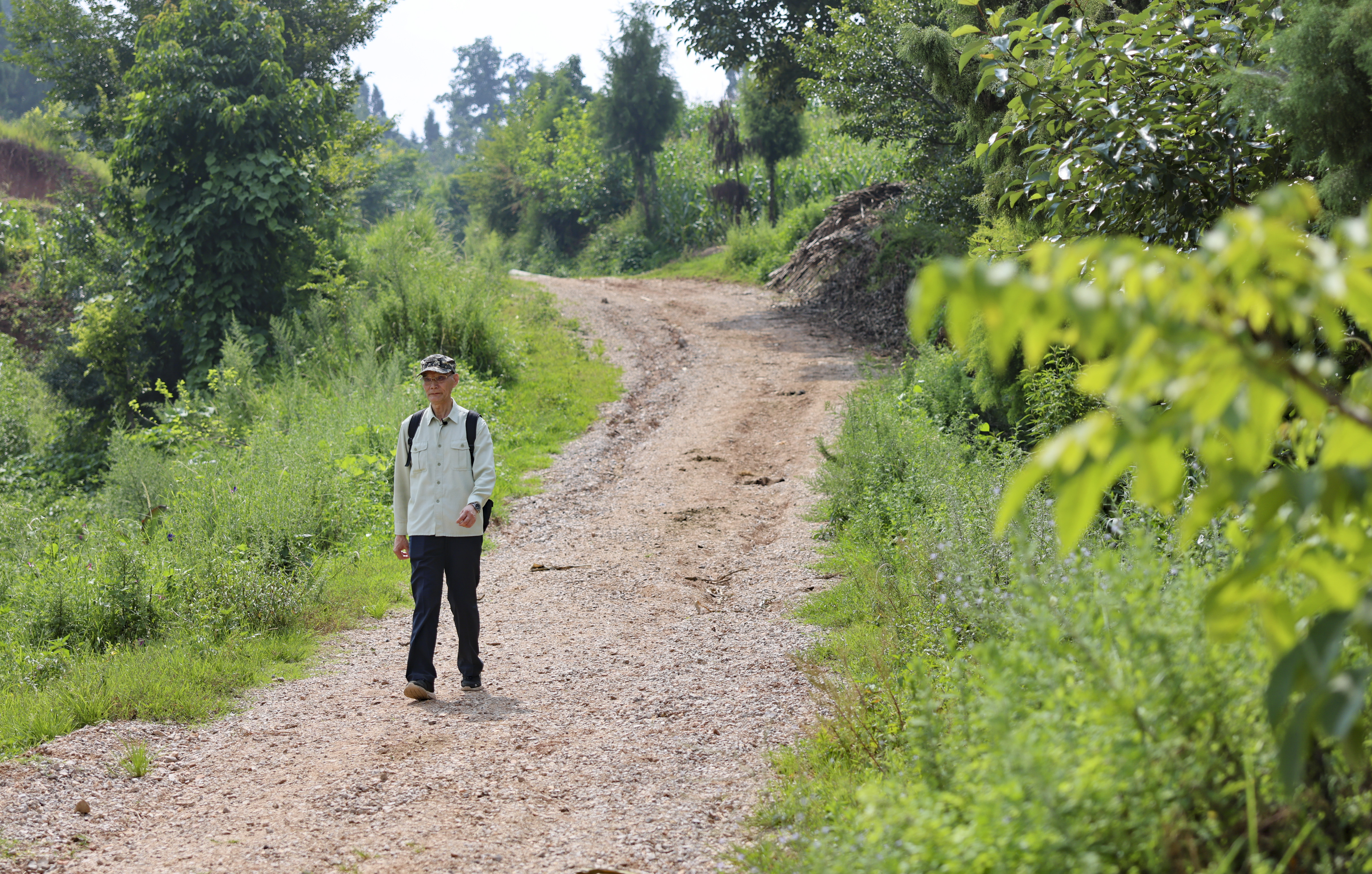 孙宁生走在山路上.