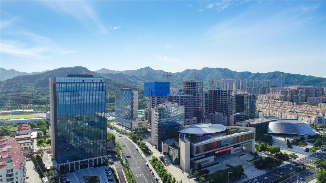 绿轴·中央商务区实景图此外,按照国际5a标准建造的鼎信大厦,是威 