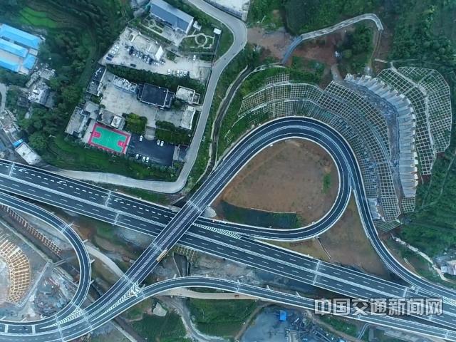 据悉,威围高速建成通车后,威宁以县城为中心的"90分钟经济圈"将正式