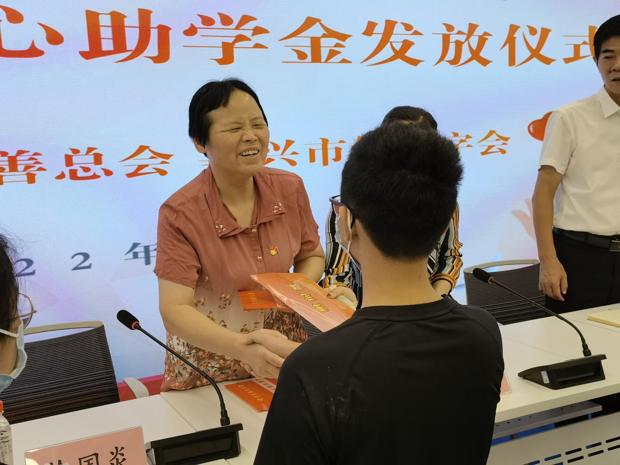 32年爱心助学不停歇 2022年朱丽华爱心助学金发放