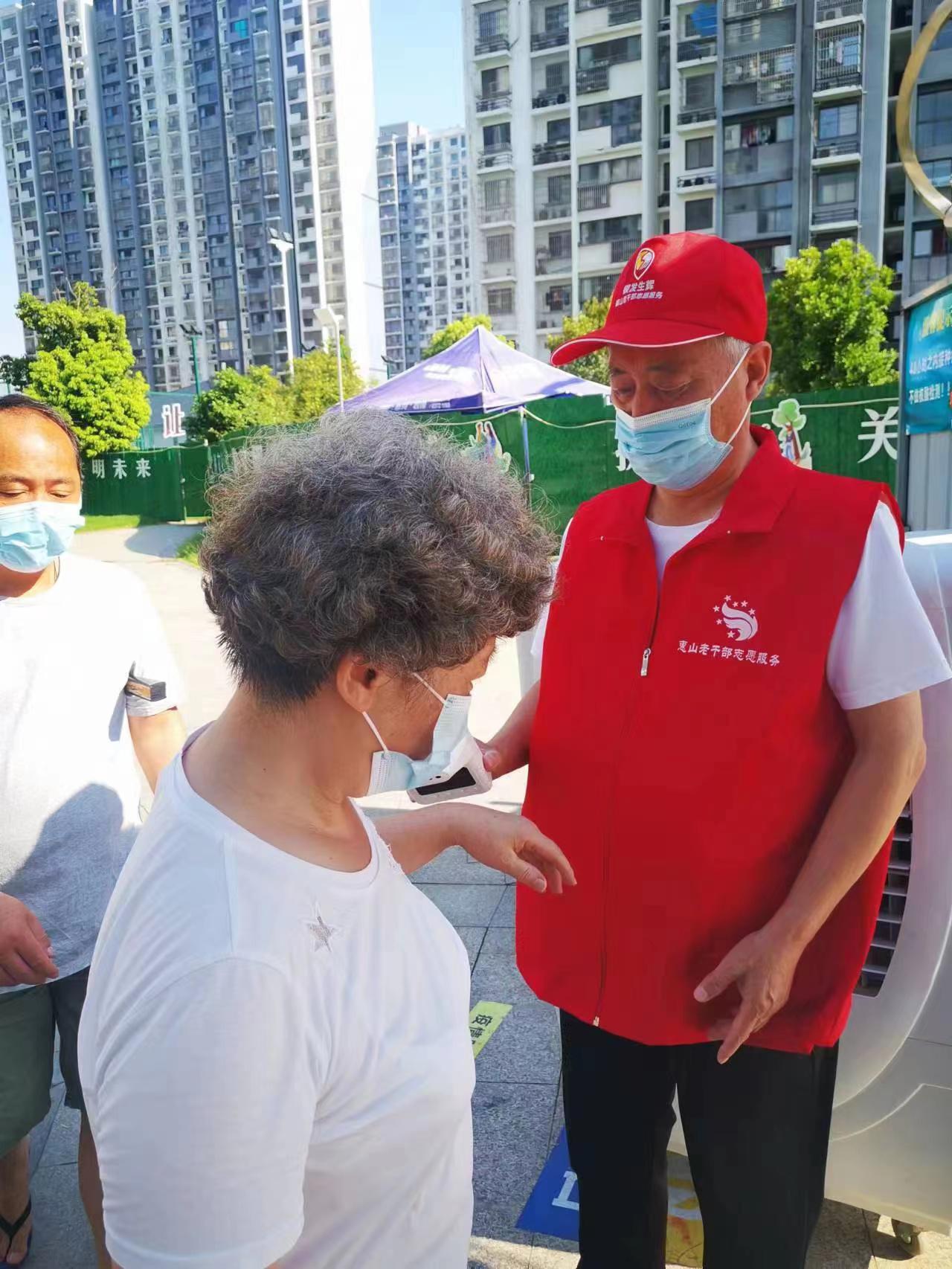 无锡惠山区堰桥街道银发志愿者坚守防疫一线