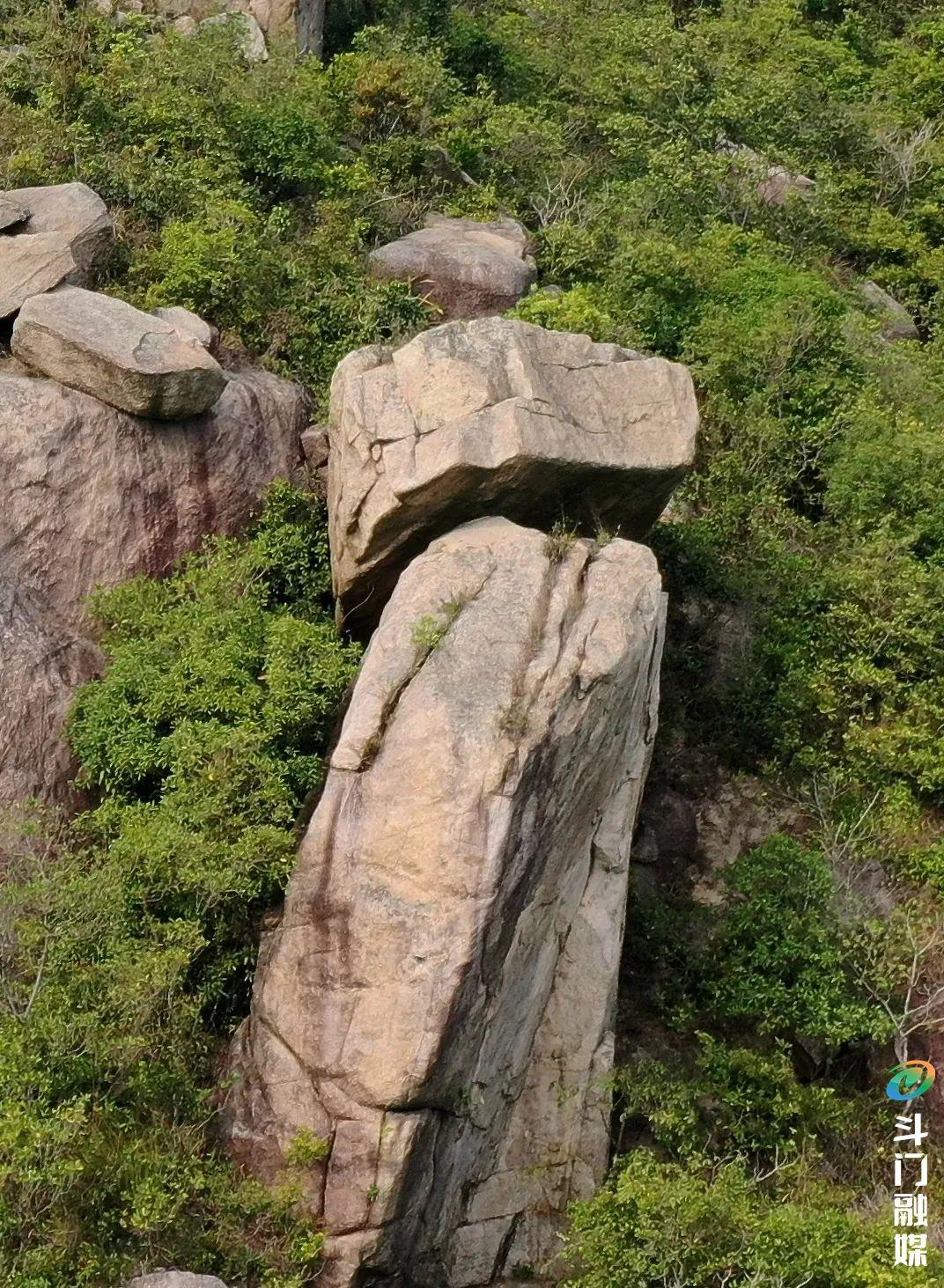 石蛋就出露在地表,當坡面流水把風化殼中鬆散的顆粒帶走後,在花崗岩山