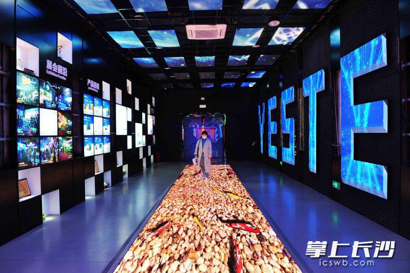 新亚胜用光电显示屏打造的"时光隧道".