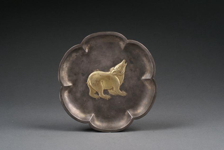 鎏金熊纹银盘.陕西历史博物馆供图