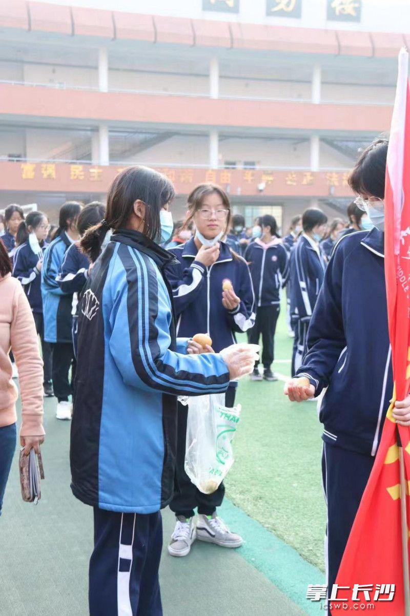 今日主题教育活动后,长沙市第十一中学师生每人领到一个冻土豆.