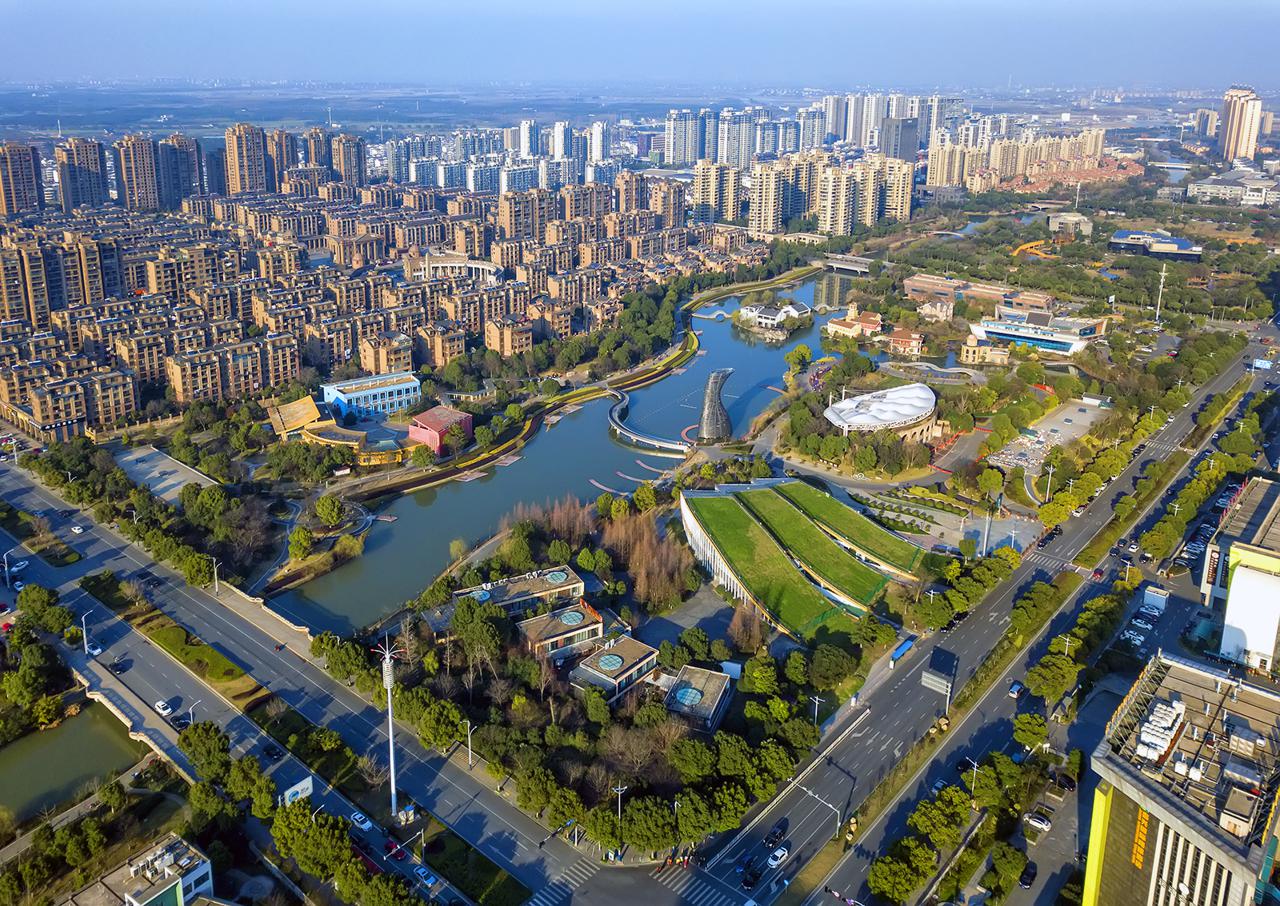 南湖区委书记朱苗在《嘉兴日报》发表署名文章:红船领航新征程 奋楫