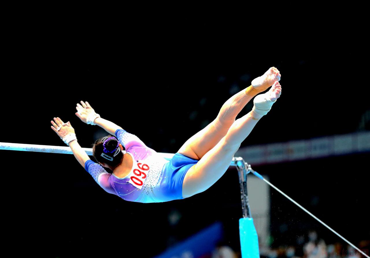 小将康欣雨在比赛中严重受伤,现场治疗后,坚持打完比赛.