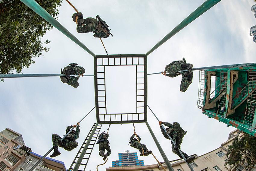 利用攀登架进行爬绳(爬杆)课目训练.