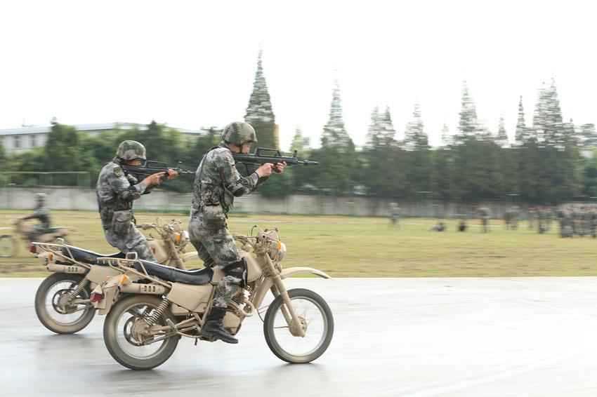 摩托车行进间持枪射击.陆军第77集团军某旅供图