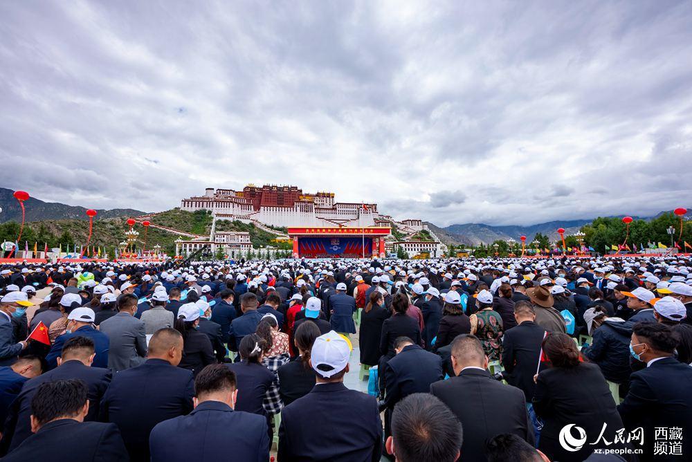 8月19日10时,庆祝西藏和平解放70周年大会在拉萨市布达拉宫广场隆重