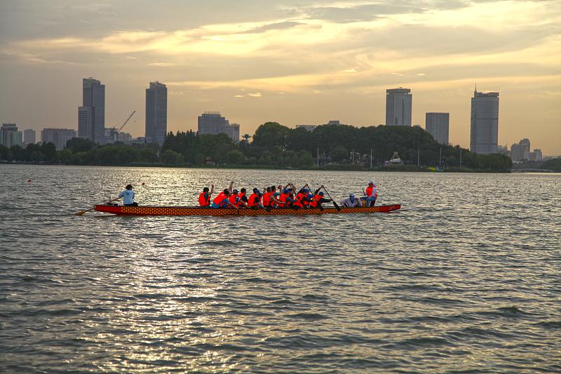 "下面为大家带来苏北琴书《打蛮船》《万历剑侠》……"6月3日下午2点