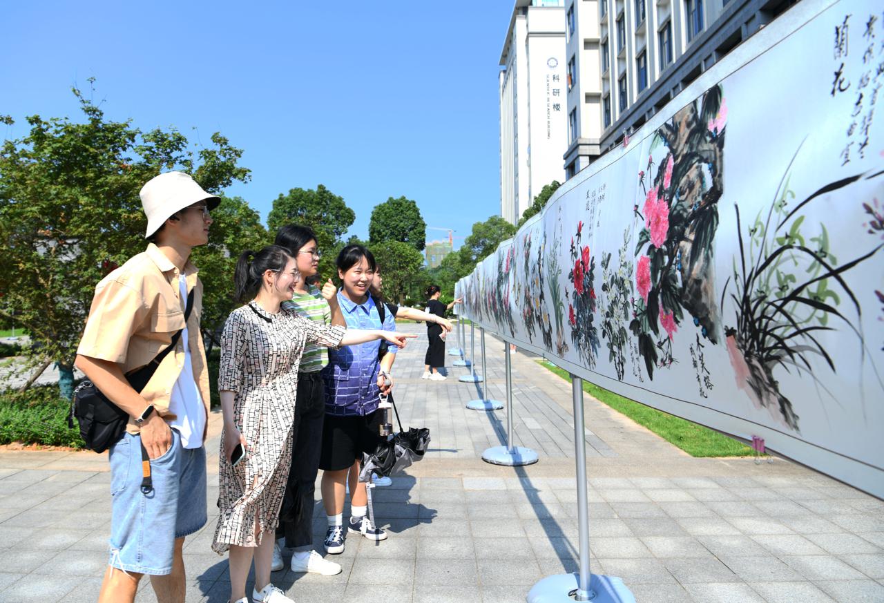 学子们在参观画展. 长沙晚报通讯员 沙凯歌 摄