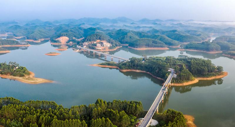 港北区奇石乡高山大桥方便库区群众出行.梁敏敏摄