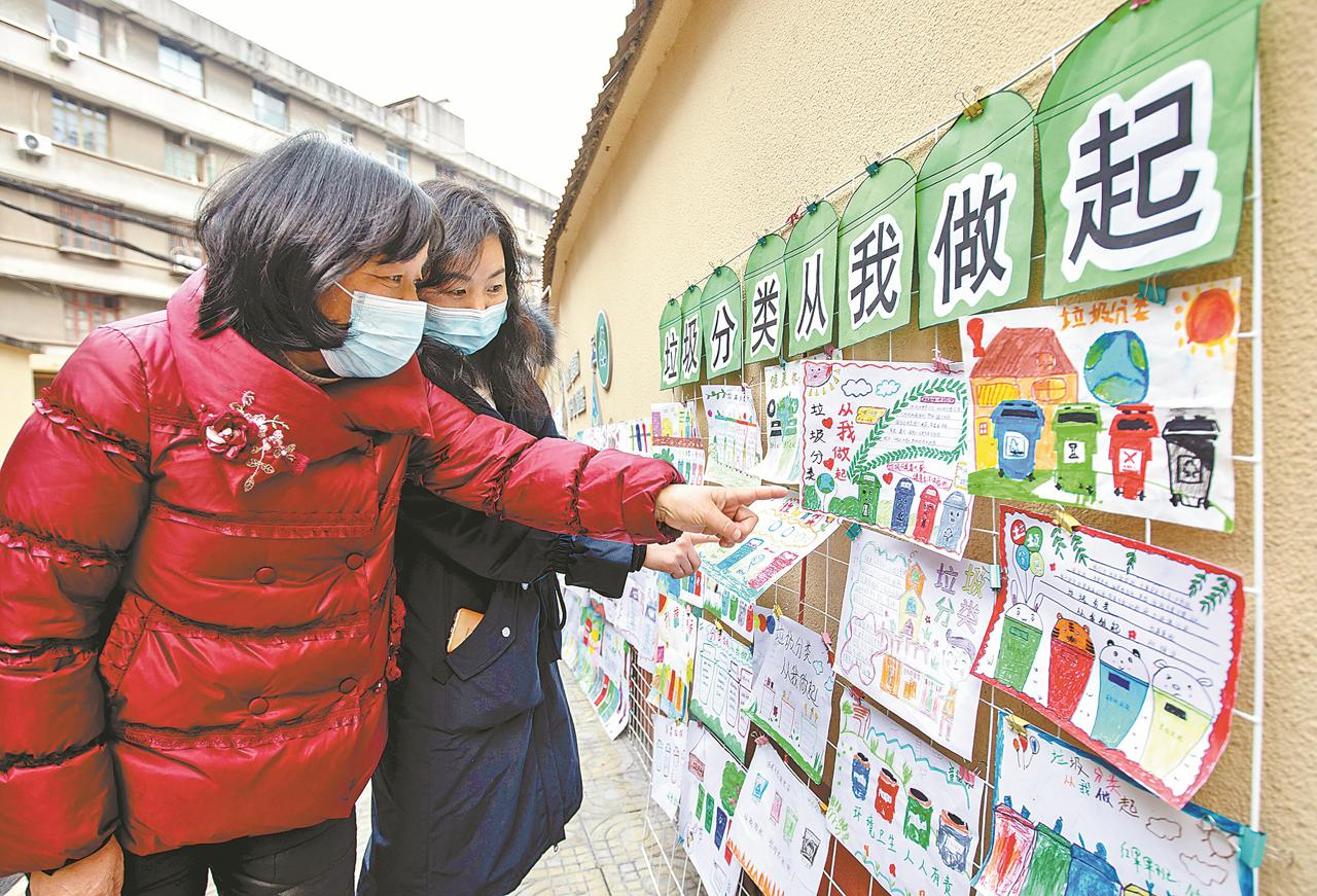 活动中,孩子们把亲手制作的"垃圾分类绘画"以画展的方式呈现出来供