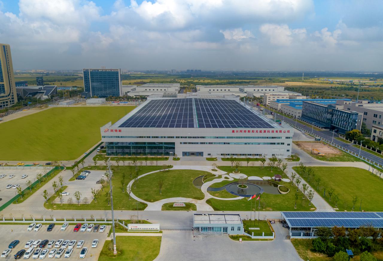 昨天上午,在阿特斯嘉兴光伏高效组件(二期)项目现场,钢筋脚手架连绵