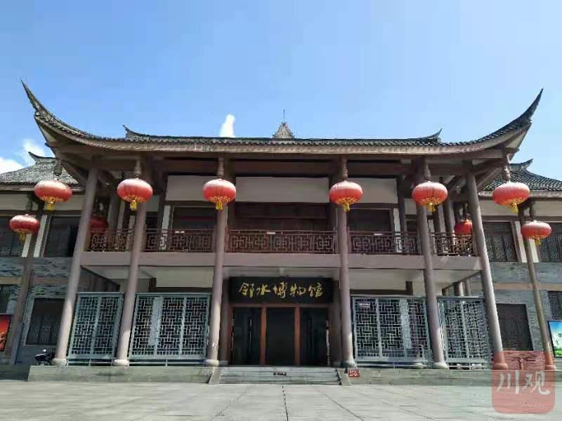 在广安邻水县,热闹的邻州广场上,有一座古色古香的建筑——邻水博物馆