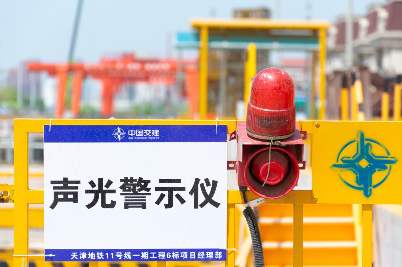 在一航局城交公司的施工现场,标语"安全永远是第一位的"随处可见;在