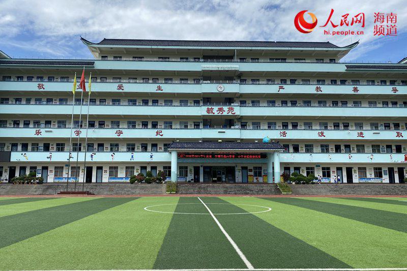 五指山市第一小学干净整洁的校园环境.人民网 樊欢迪摄