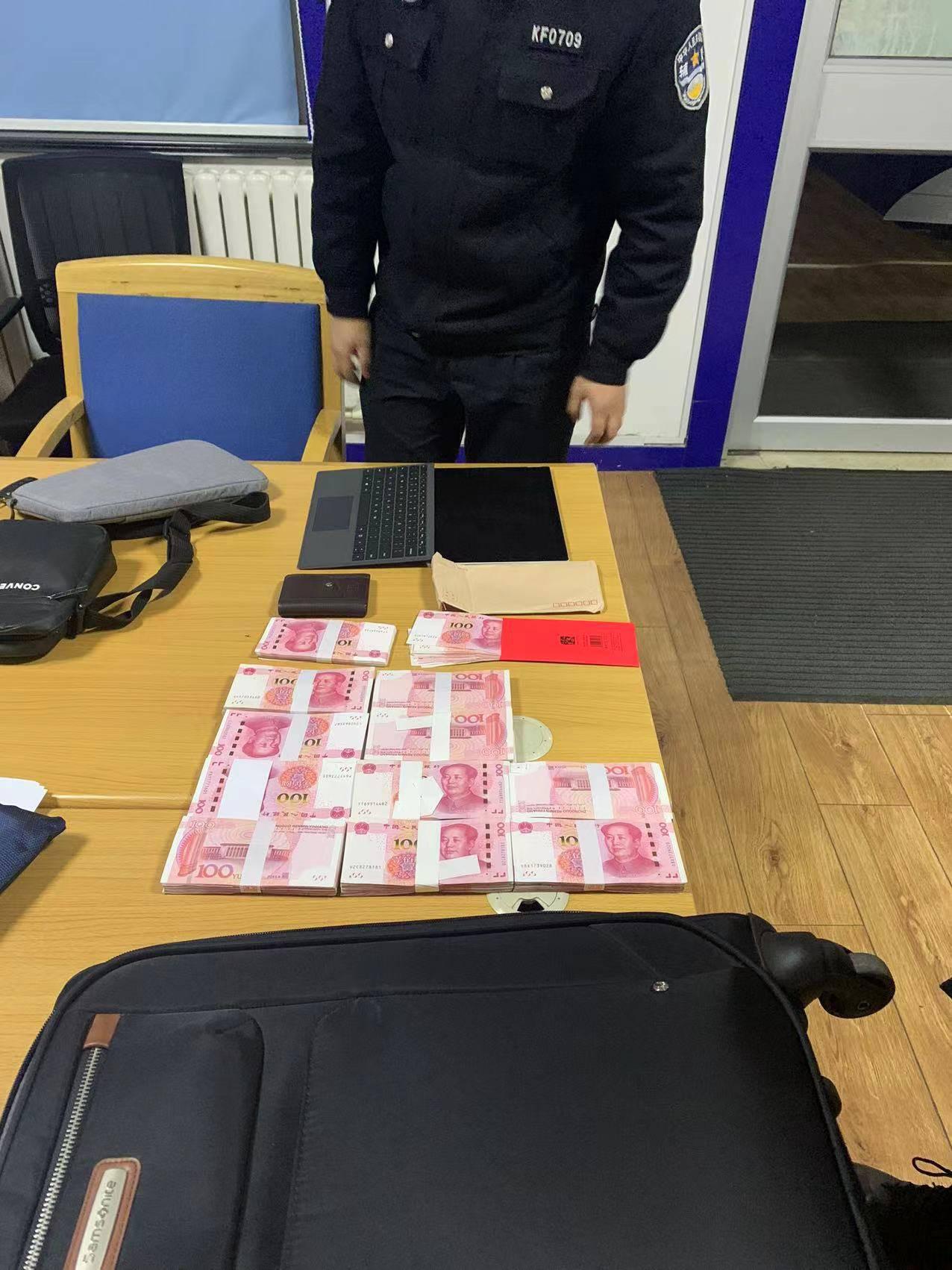 效工作，及时为群众找回丢失的10万余元巨额现金，获得失主的高度赞扬。2月2日，巡警大队民警接110指
