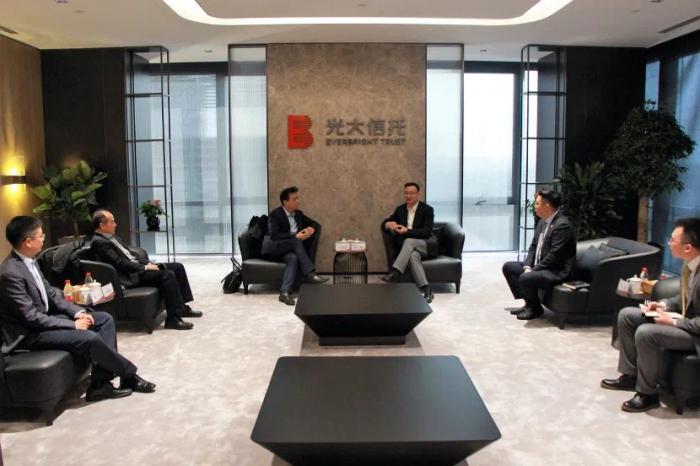 光大信托党委书记冯翔会见中金资本总裁单俊葆