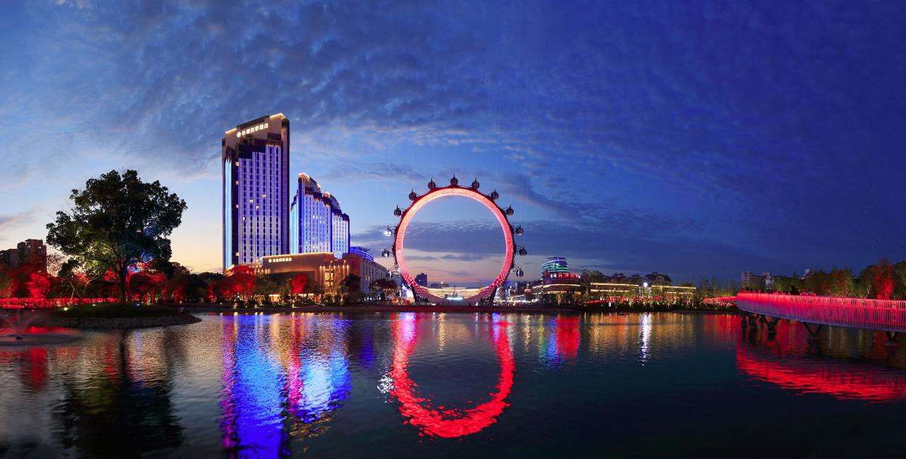 夜幕下的摩天轮(钱晓峰摄)这里不仅有景观面貌的提升,还有人文关怀下