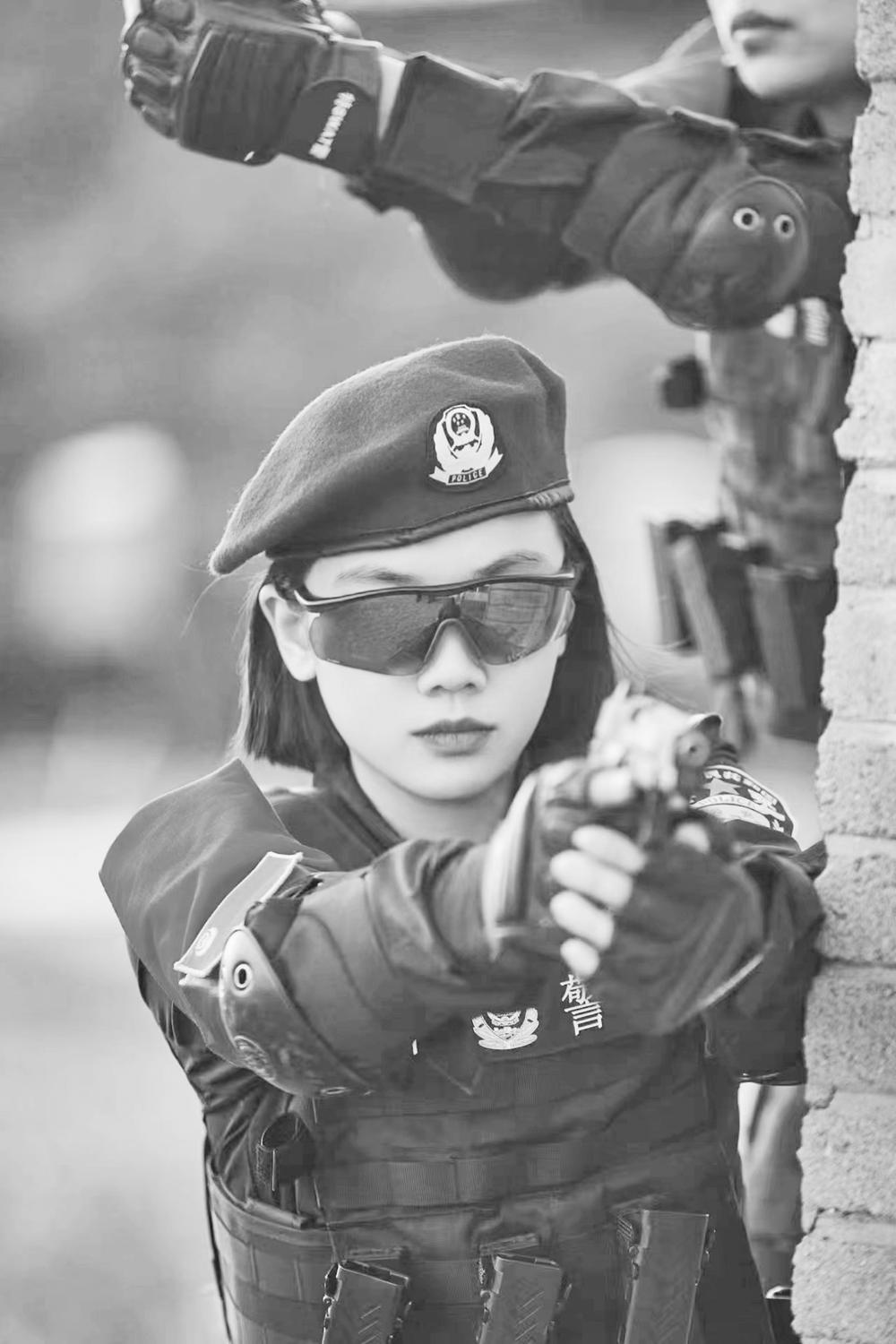 武警特警 女兵图片