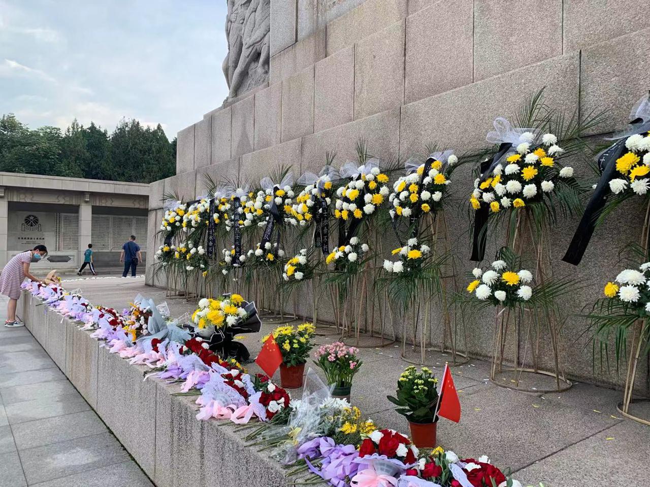 淮海战役烈士纪念塔前,群众自发为革命烈士献上鲜花