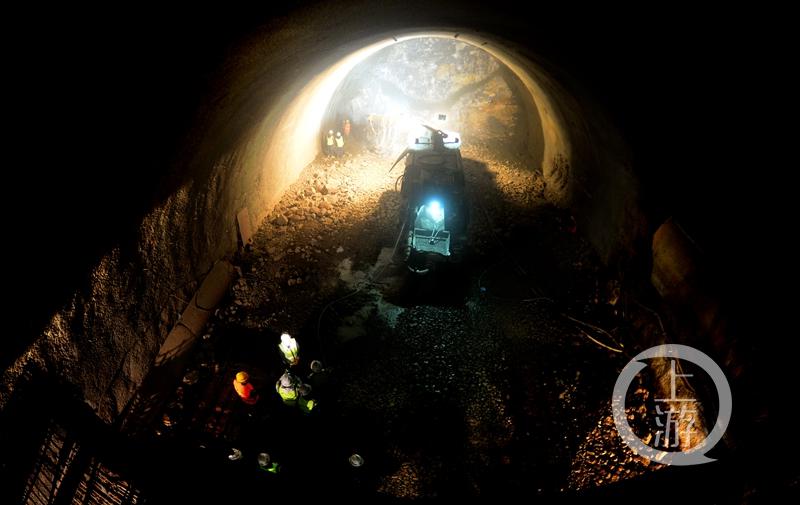 穿越暗河 高瓦斯重黔铁路第一长隧白马山隧道掘进突破3000米大关