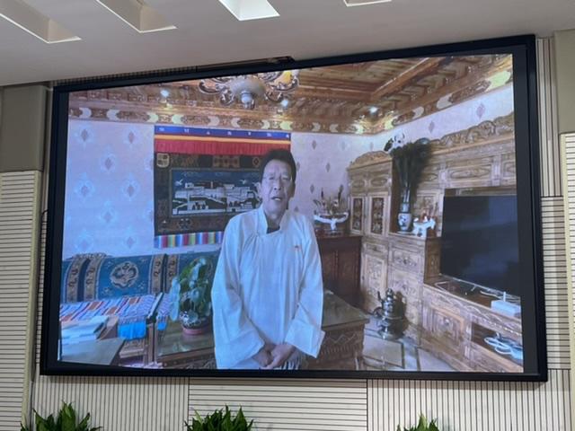 西藏自治区山南市第三小学书记普布次仁通过直播送来节日祝福.
