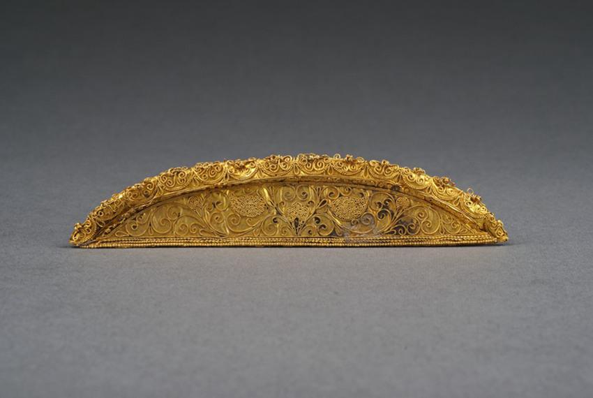 掐丝卷草纹金梳背.陕西历史博物馆供图