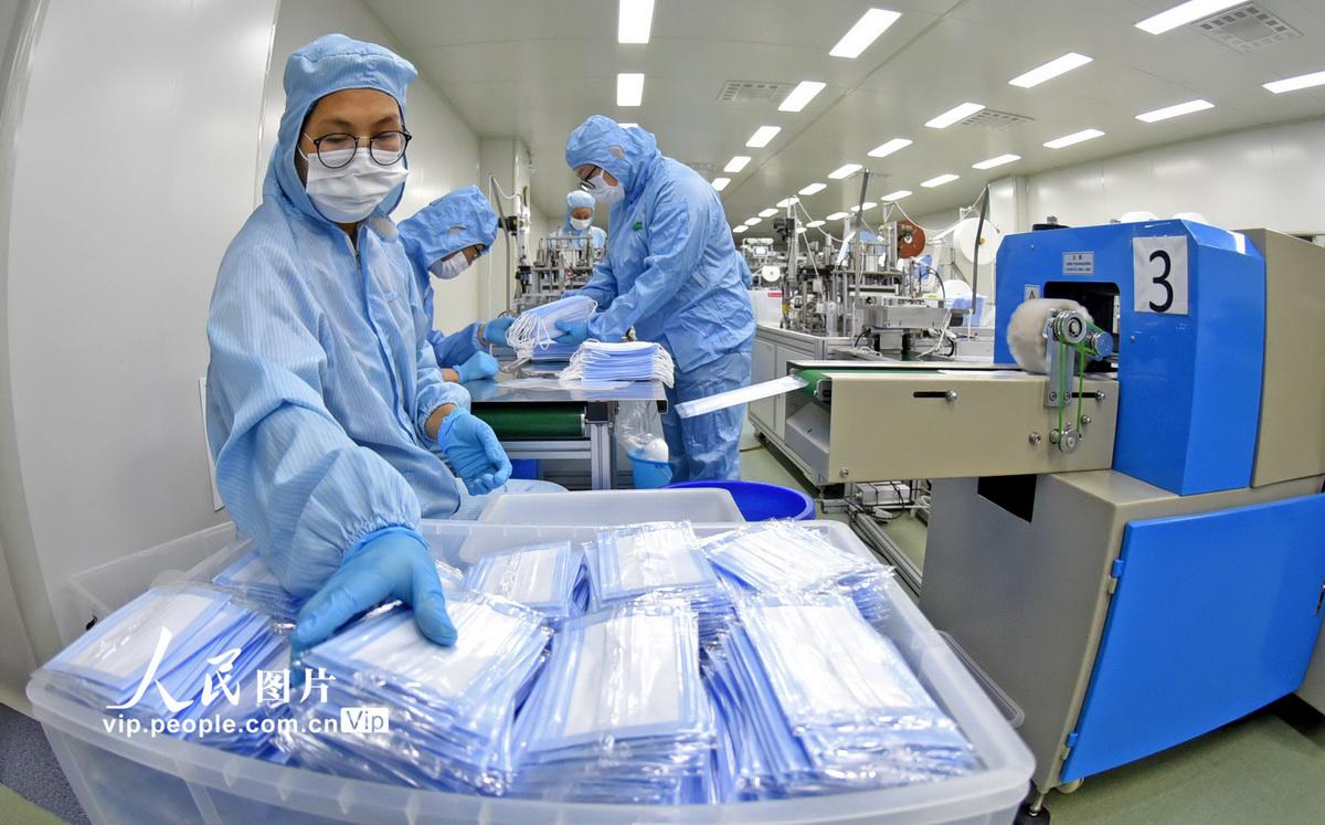 2021年8月13日,江苏连云港一口罩生产车间内,工人正在赶制一批储备用