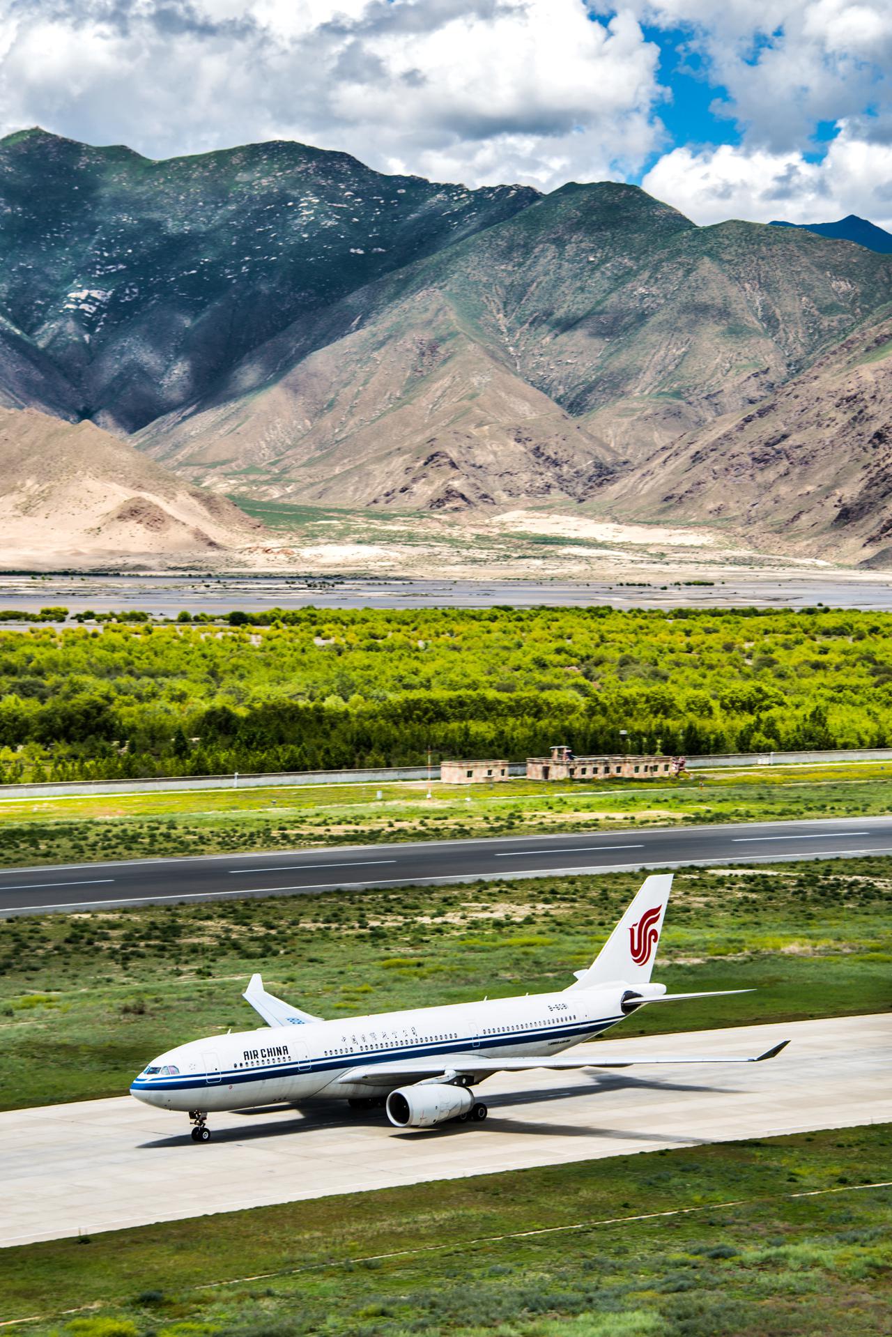 国航成都飞拉萨航线安全飞行57年,载客1395万人次 - 人民日报全国党媒