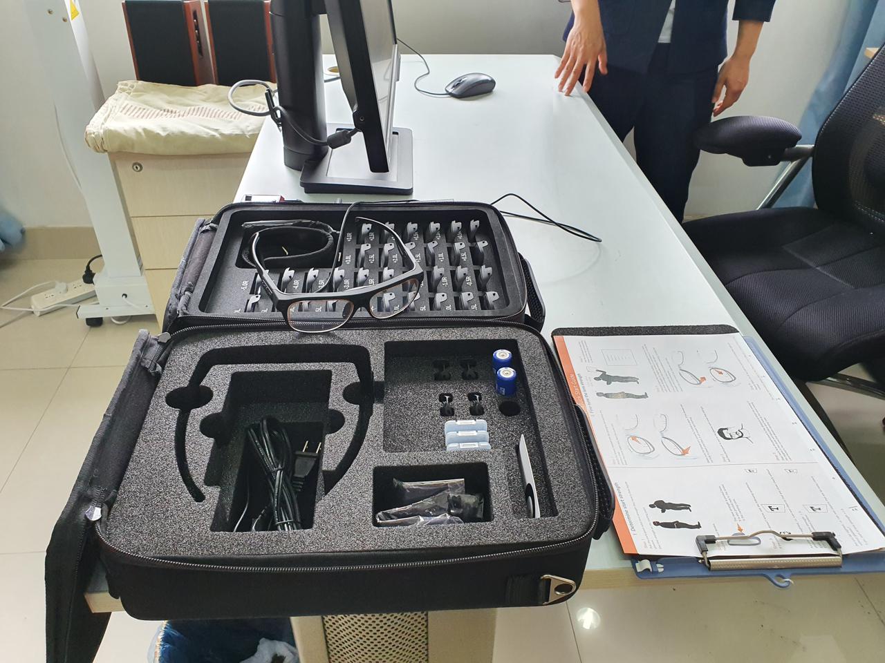 江苏省体科所运动心理实验室内的眼动仪